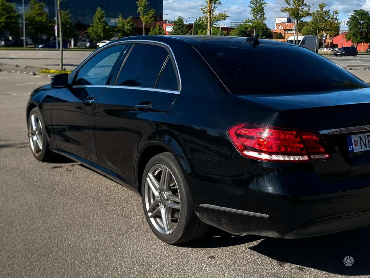 Mercedes-Benz E350, Седан
