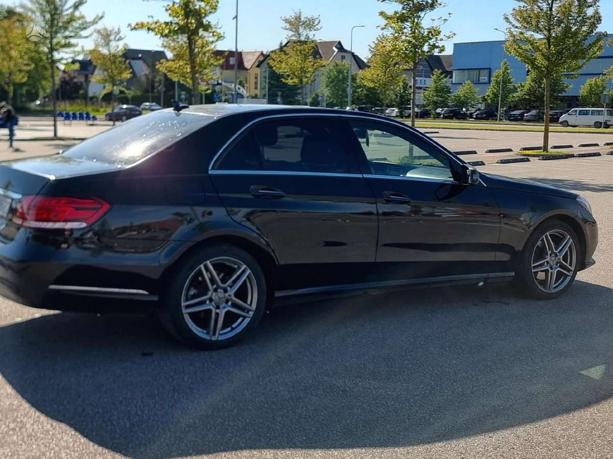 Mercedes-Benz E350, Седан