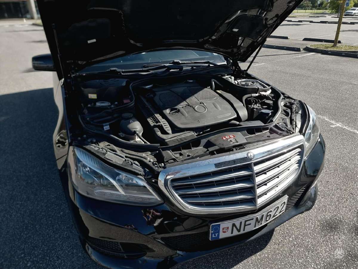 Mercedes-Benz E350, Седан