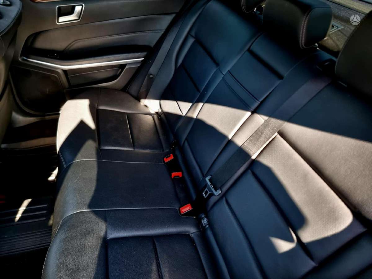 Mercedes-Benz E350, Седан