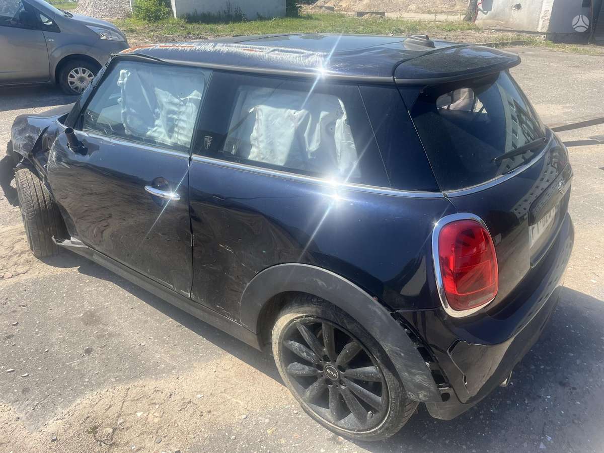 Mini Cooper dalimis. Dalimis
