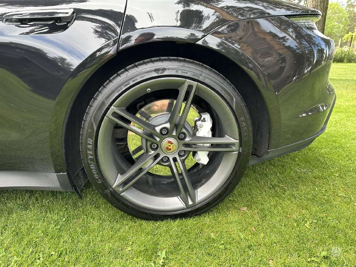 Porsche Taycan - 8
