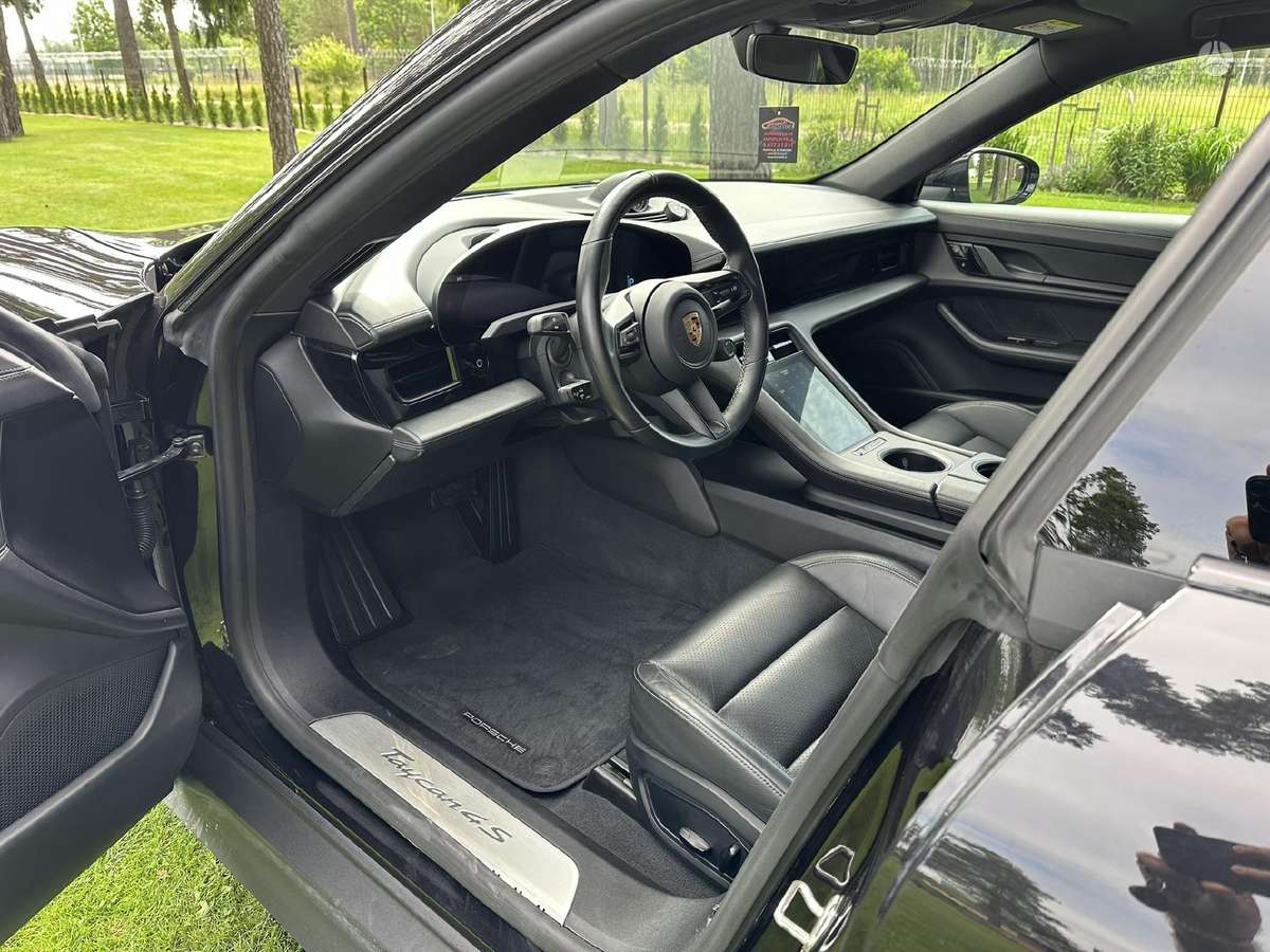 Porsche Taycan - 11