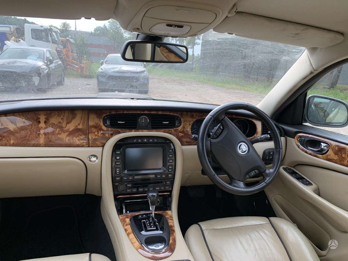 Jaguar XJ