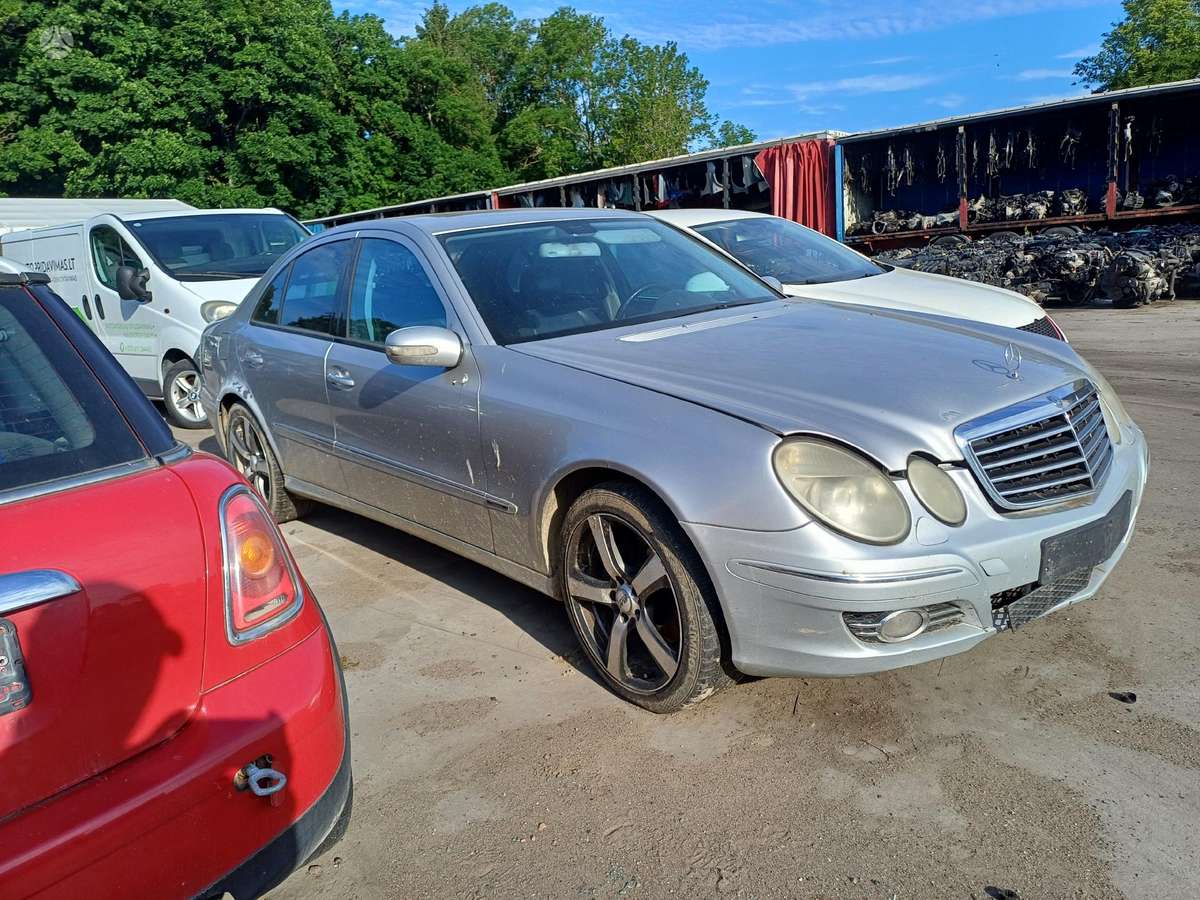 Mercedes-Benz E320 по частям