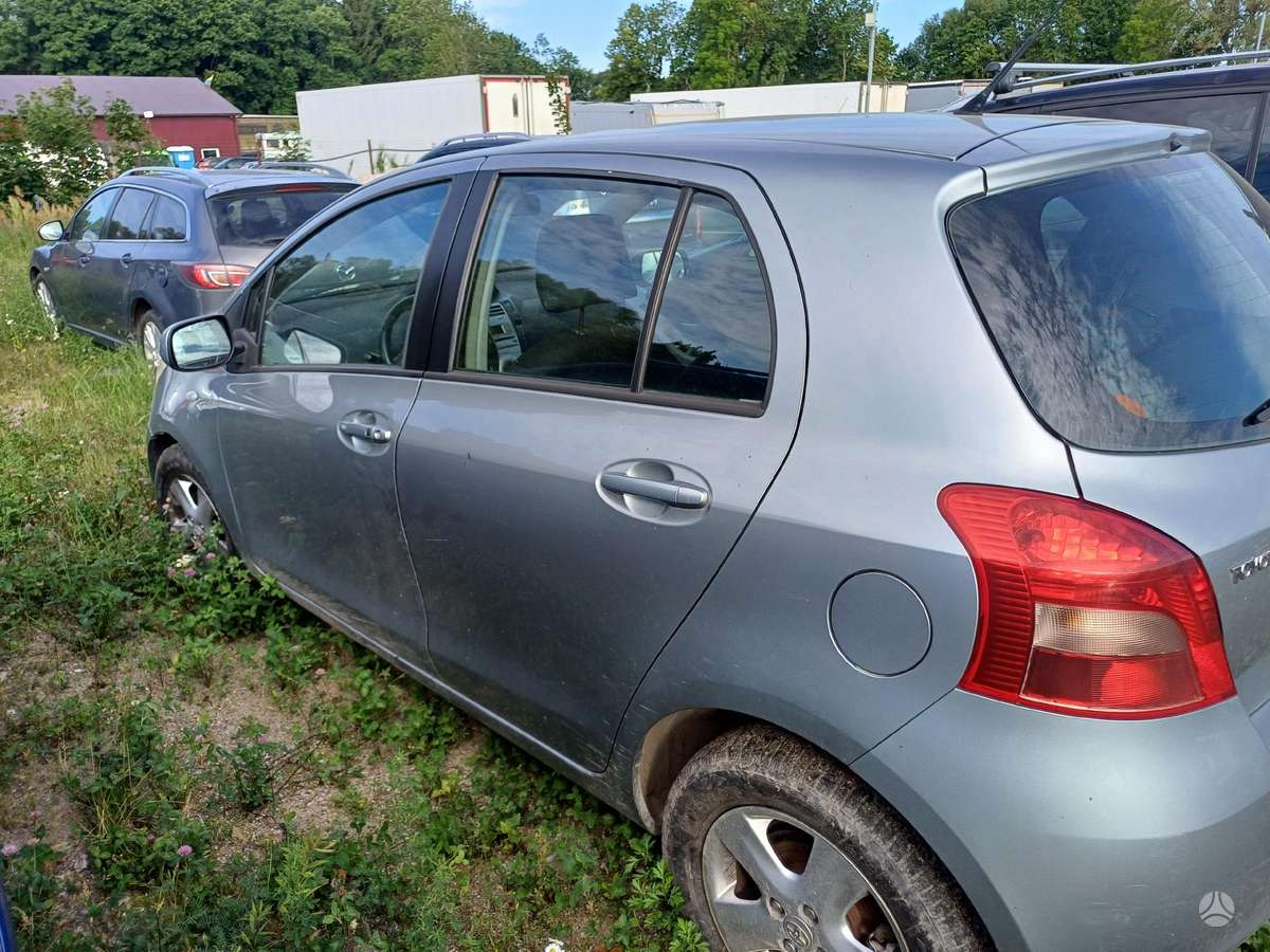 Toyota Yaris по частям