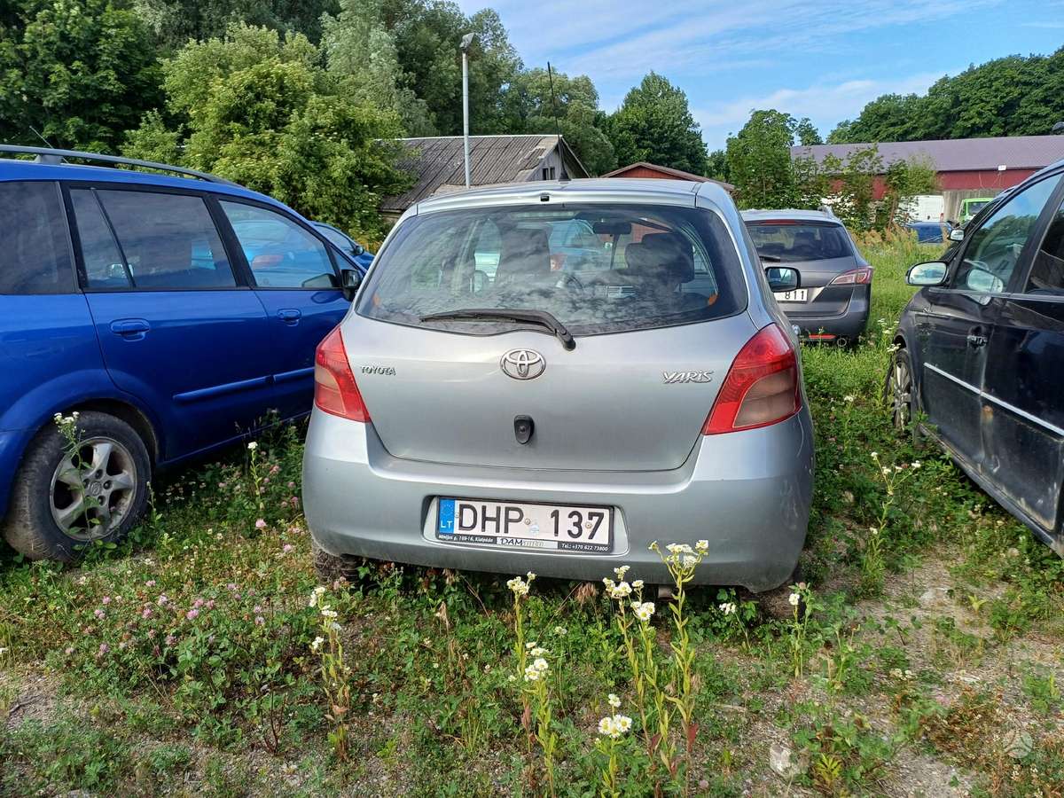Toyota Yaris по частям