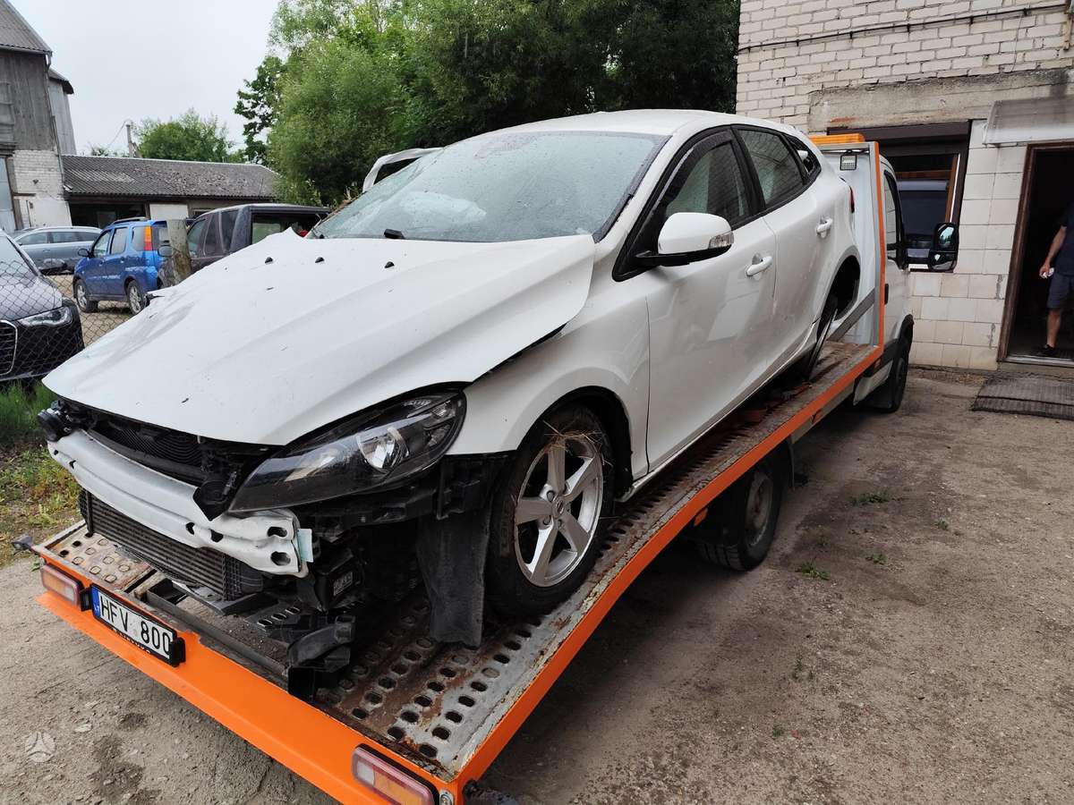Volvo V40 dalimis