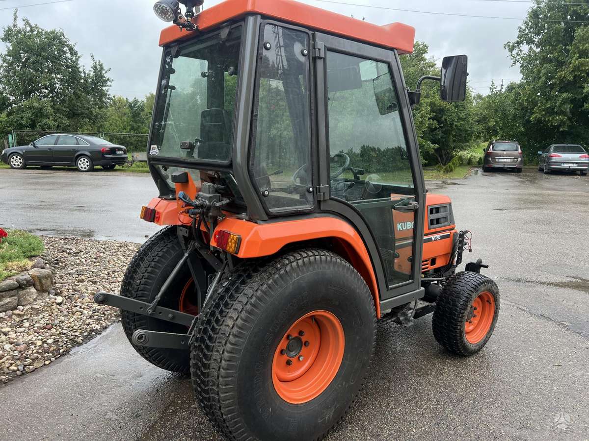 Kubota ST-30, tractors