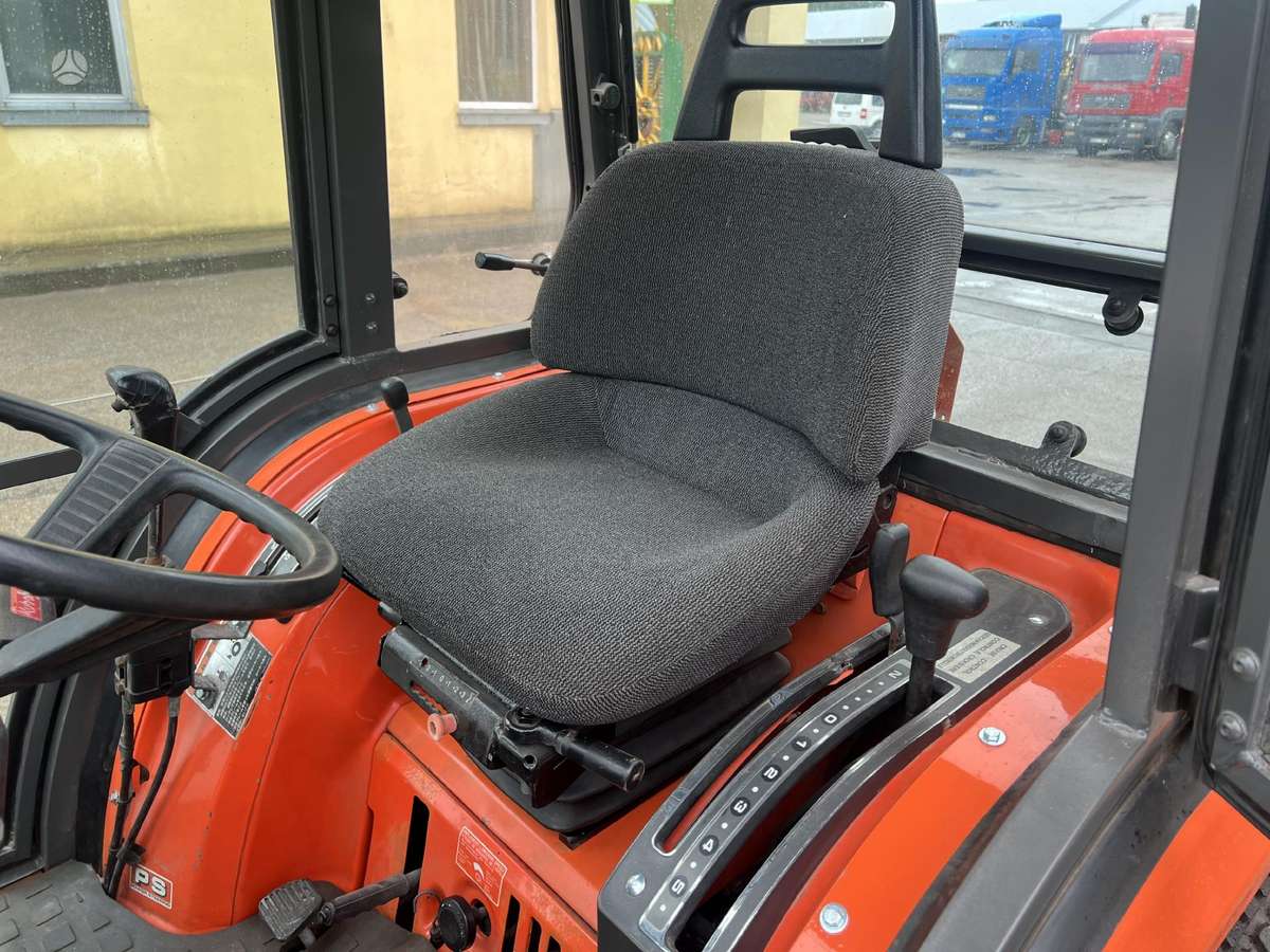 Kubota ST-30, tractors