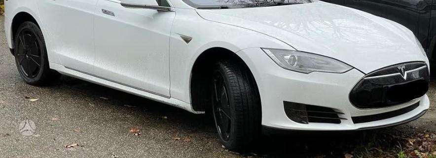 Tesla Model S Auto ardomas platesnė info telefonu