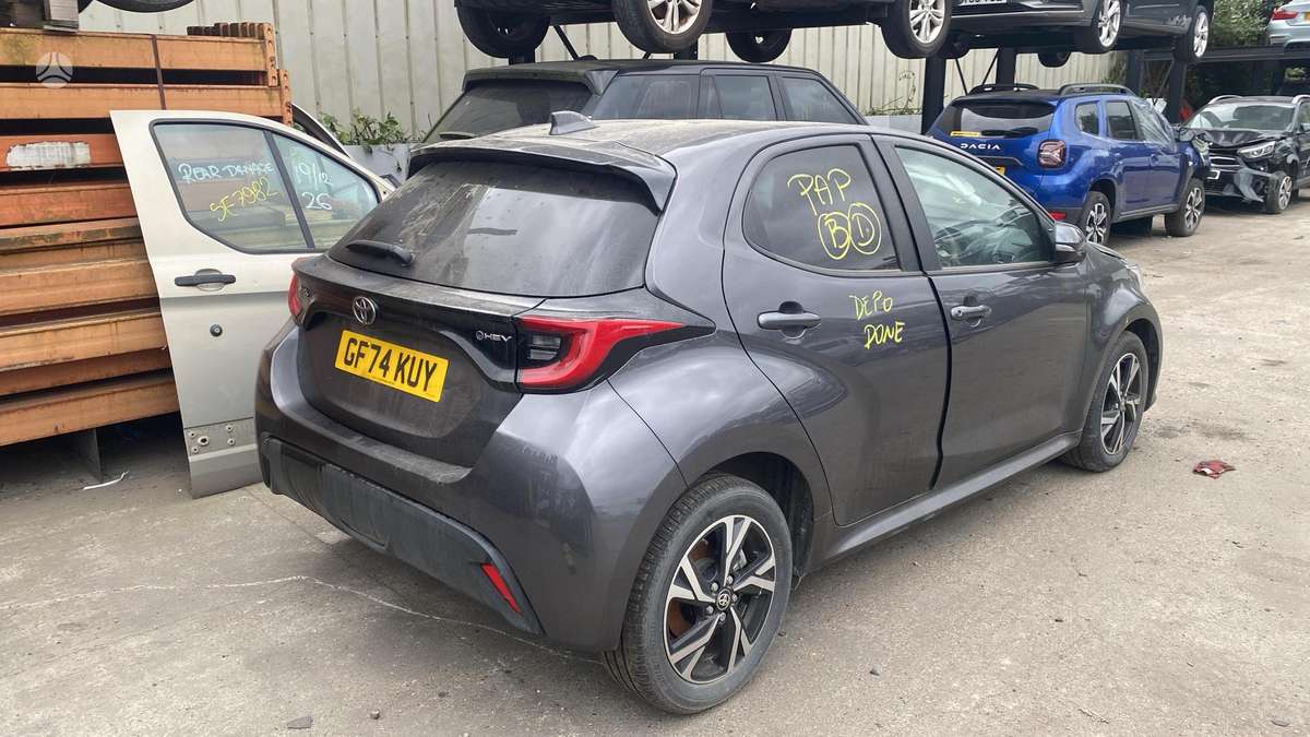 Toyota Yaris по частям
