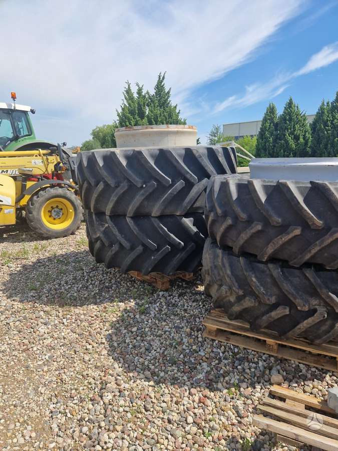 Massey Ferguson 8737, traktoriai