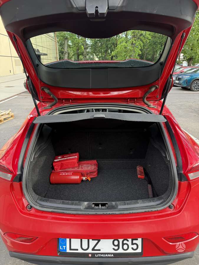 Volvo V40, 1.6 l., hatchback