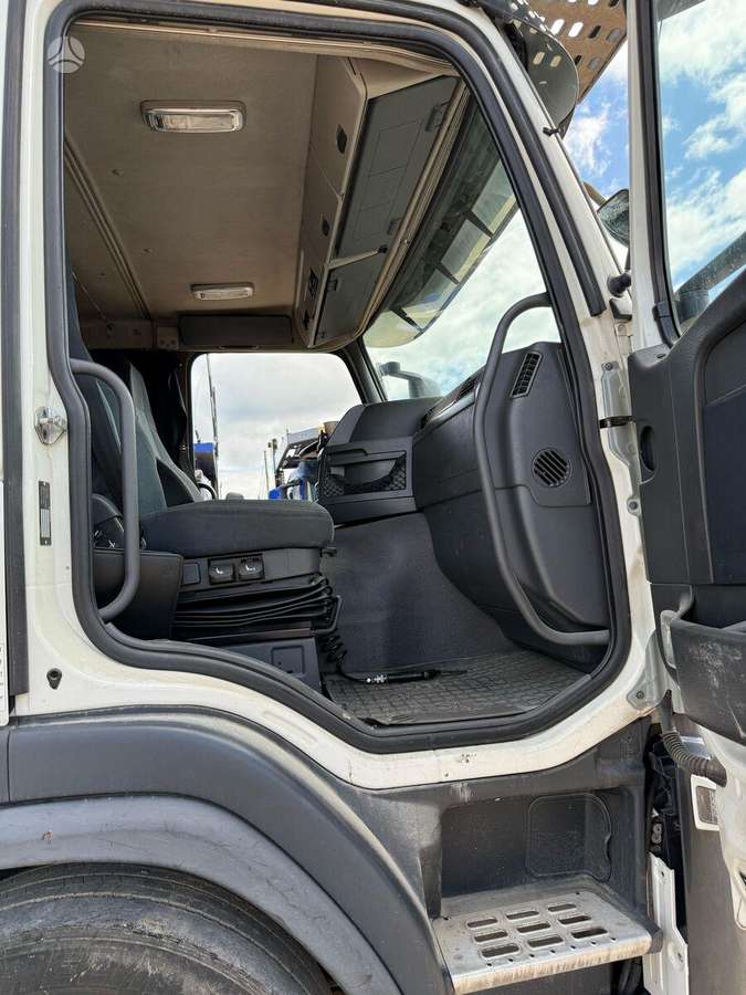 Volvo +LOHR 2011, auto transporters