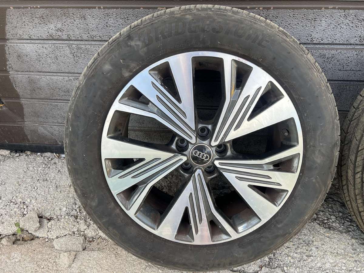 Audi Q4 e-tron, light alloy, R19