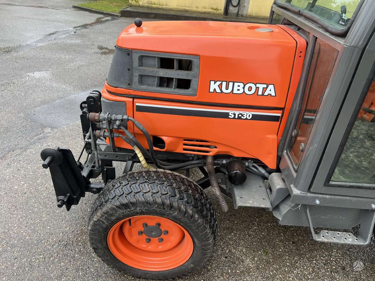 Kubota ST-30, tractors