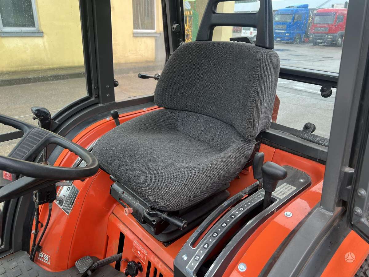 Kubota ST-30, tractors