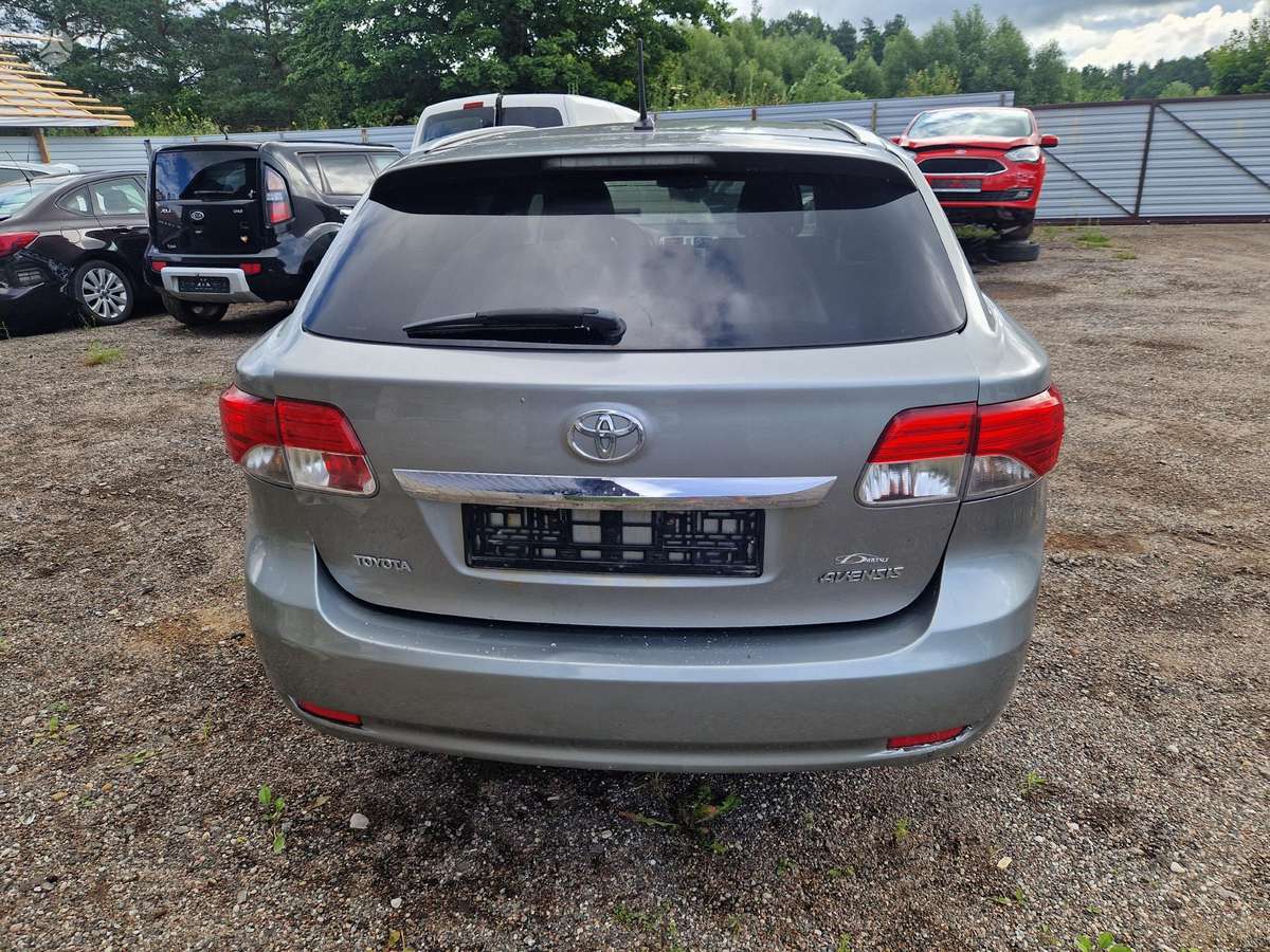Toyota Avensis по частям