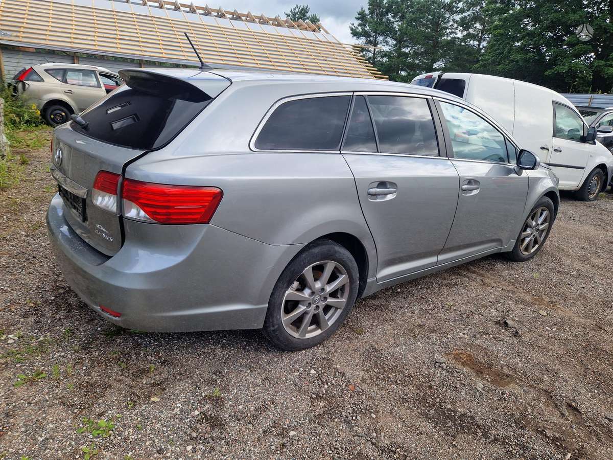 Toyota Avensis по частям