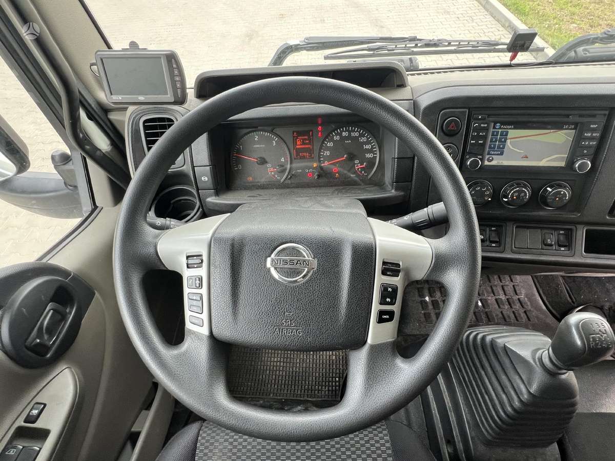 Nissan NT500, бортовые с тентом