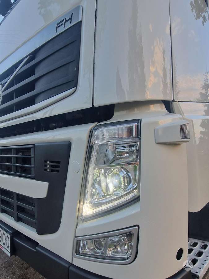 Volvo FH, double sleeper
