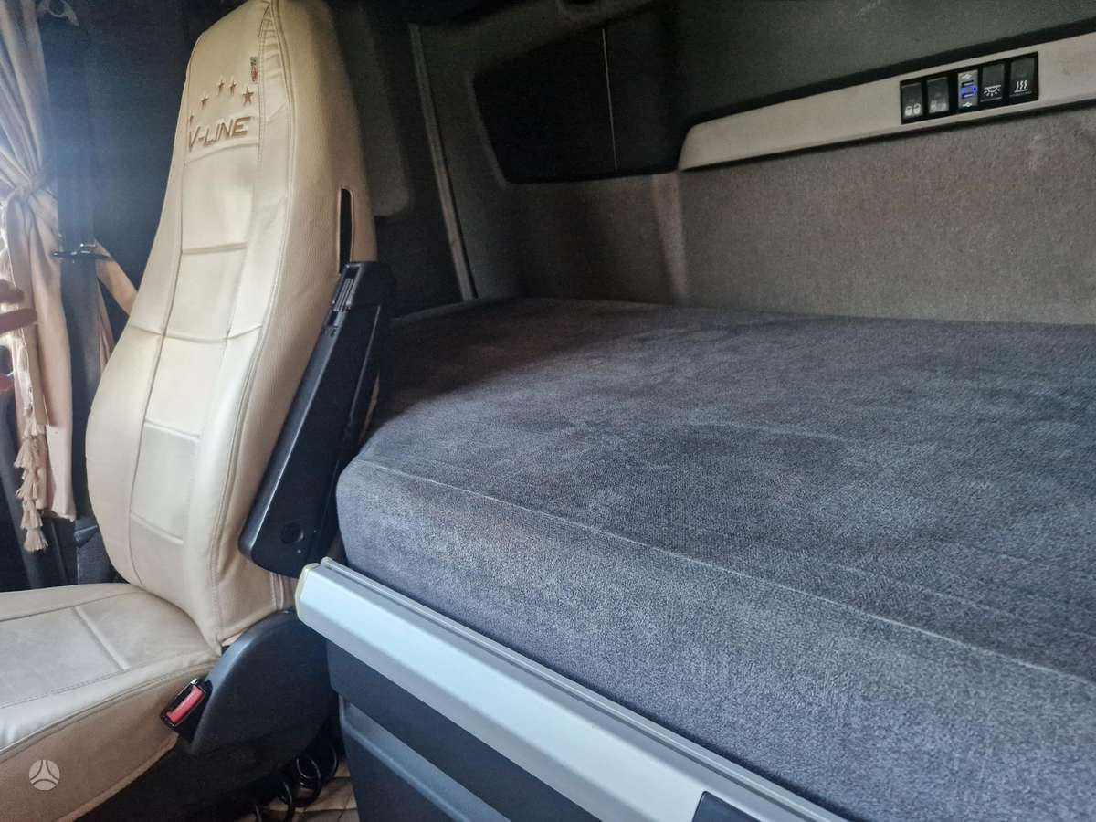 Volvo FH, double sleeper