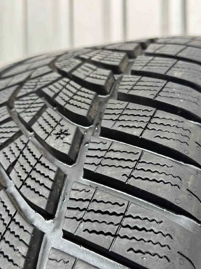 Goodyear ULTRAGRIP PERFORMANCE+, winter 245/45 R19