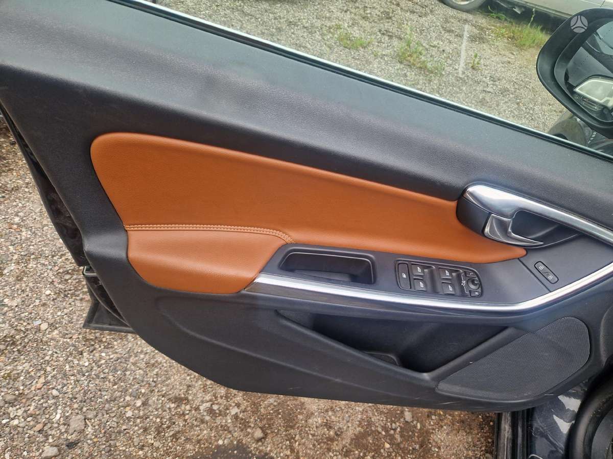 Volvo V60 dalimis