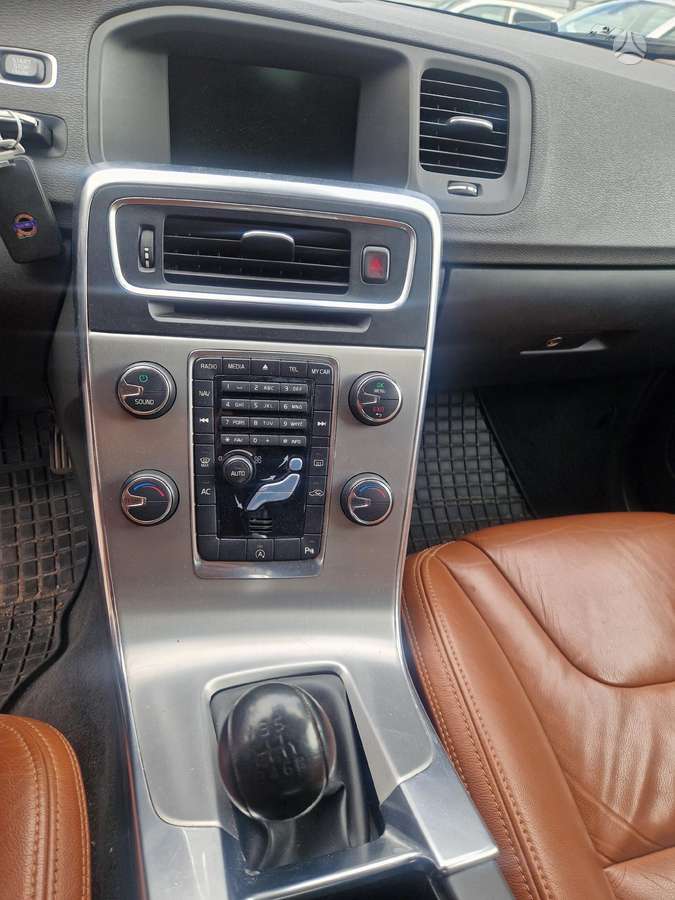 Volvo V60 dalimis