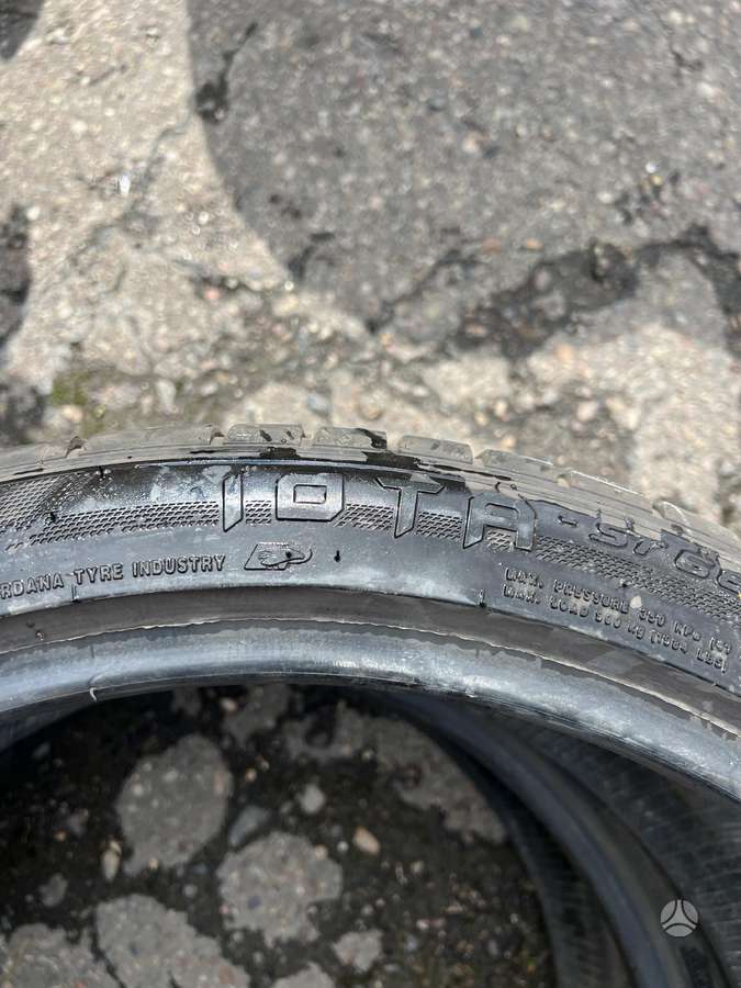 Accelera, vasaras 275/35 R22