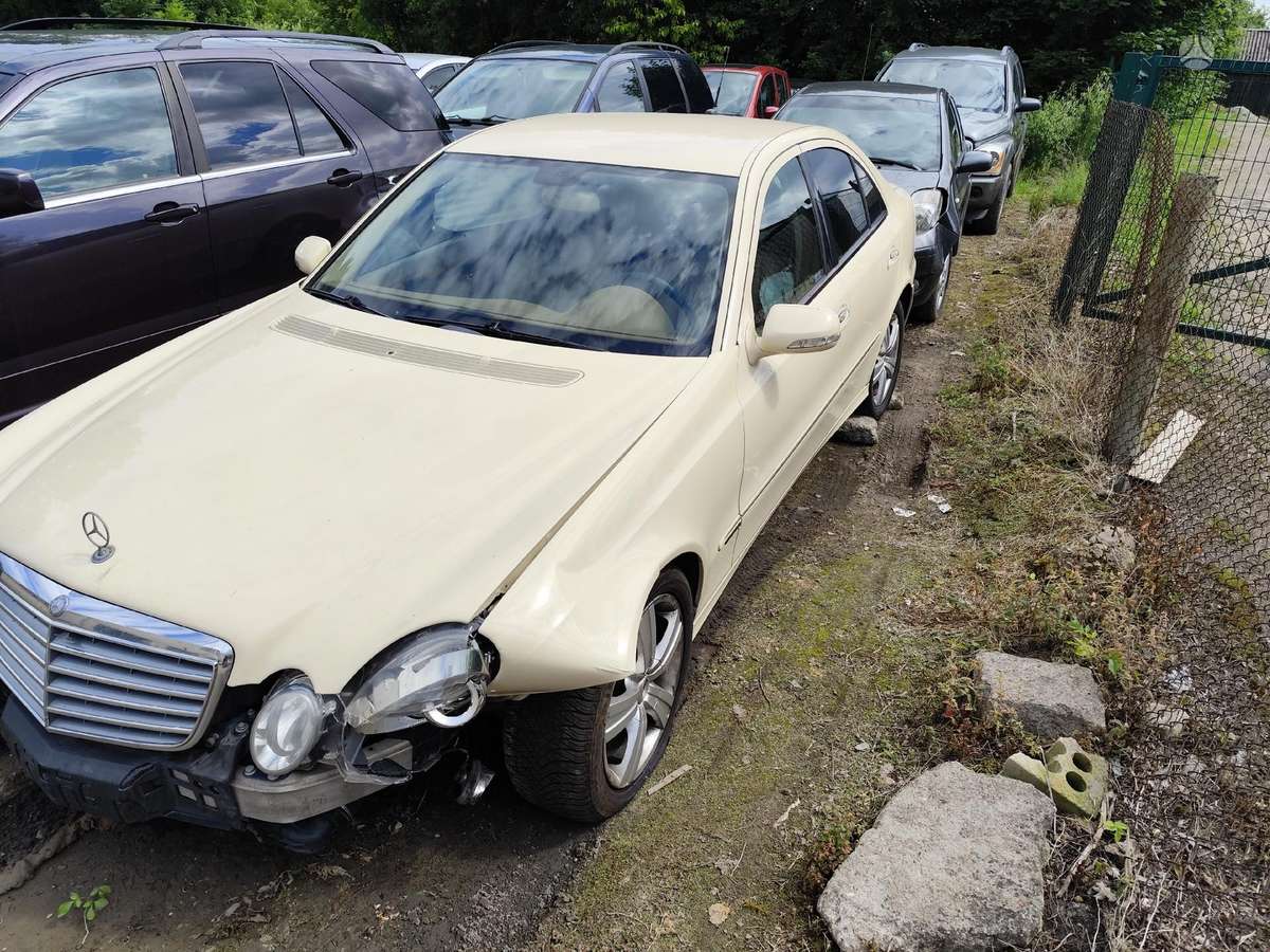 Mercedes-Benz E200 по частям
