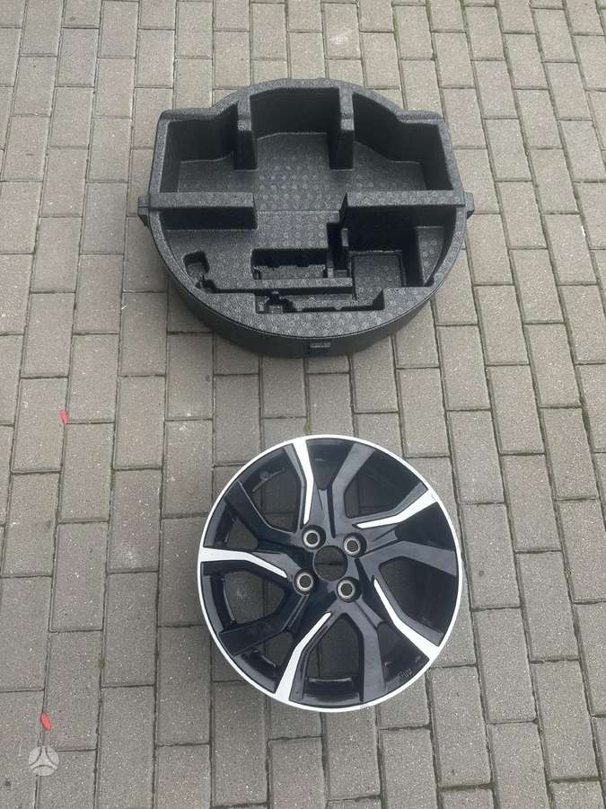 Toyota Yaris двери, фары