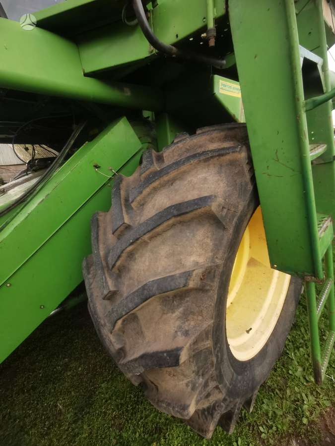 John Deere 1075, kombaini