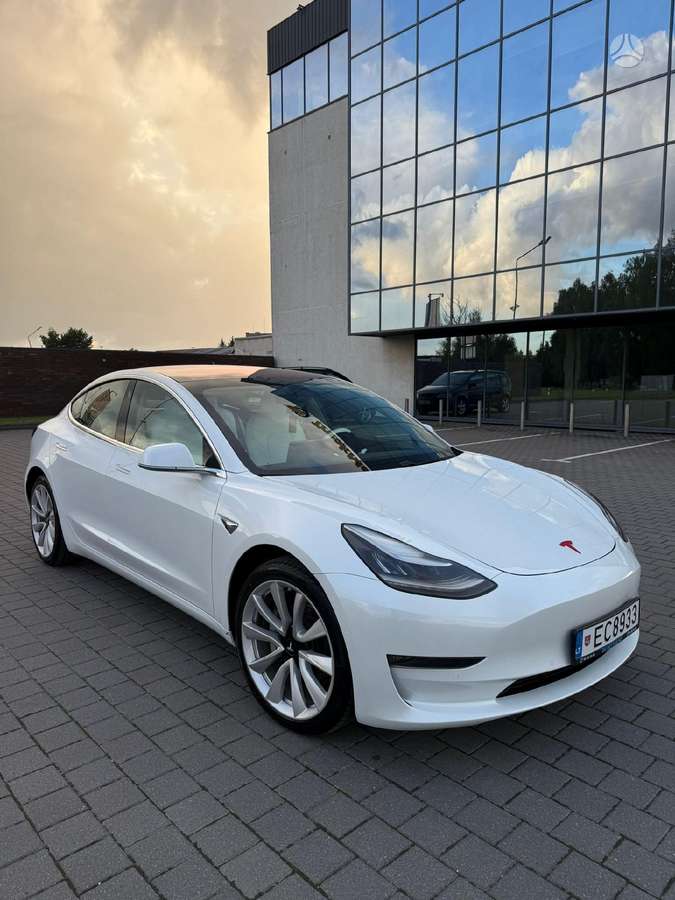 Tesla Model 3, hečbekas