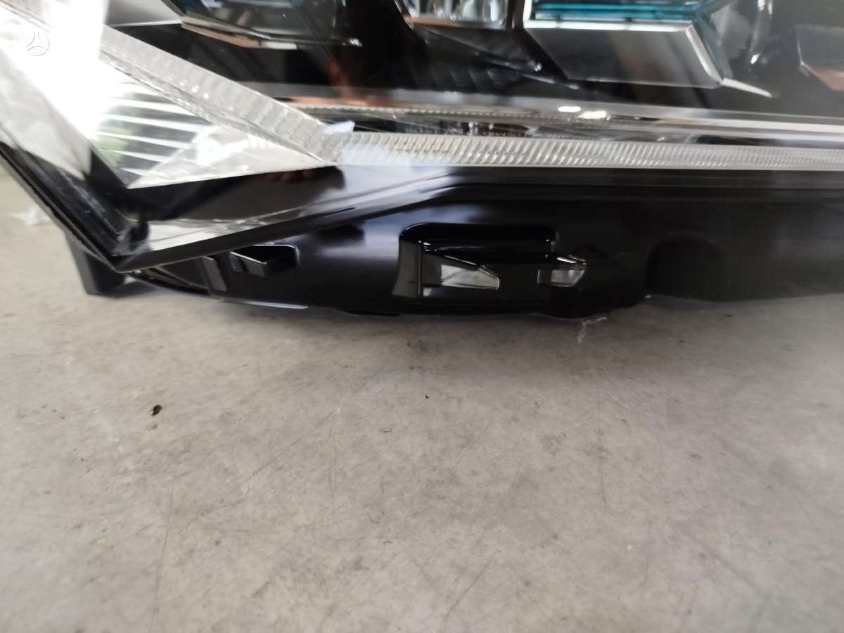 Skoda Superb Nauja yra abi puses