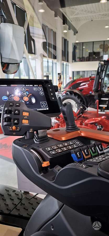 Valtra T215V, traktori