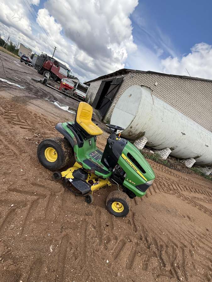 John Deere LA145, garden machinery