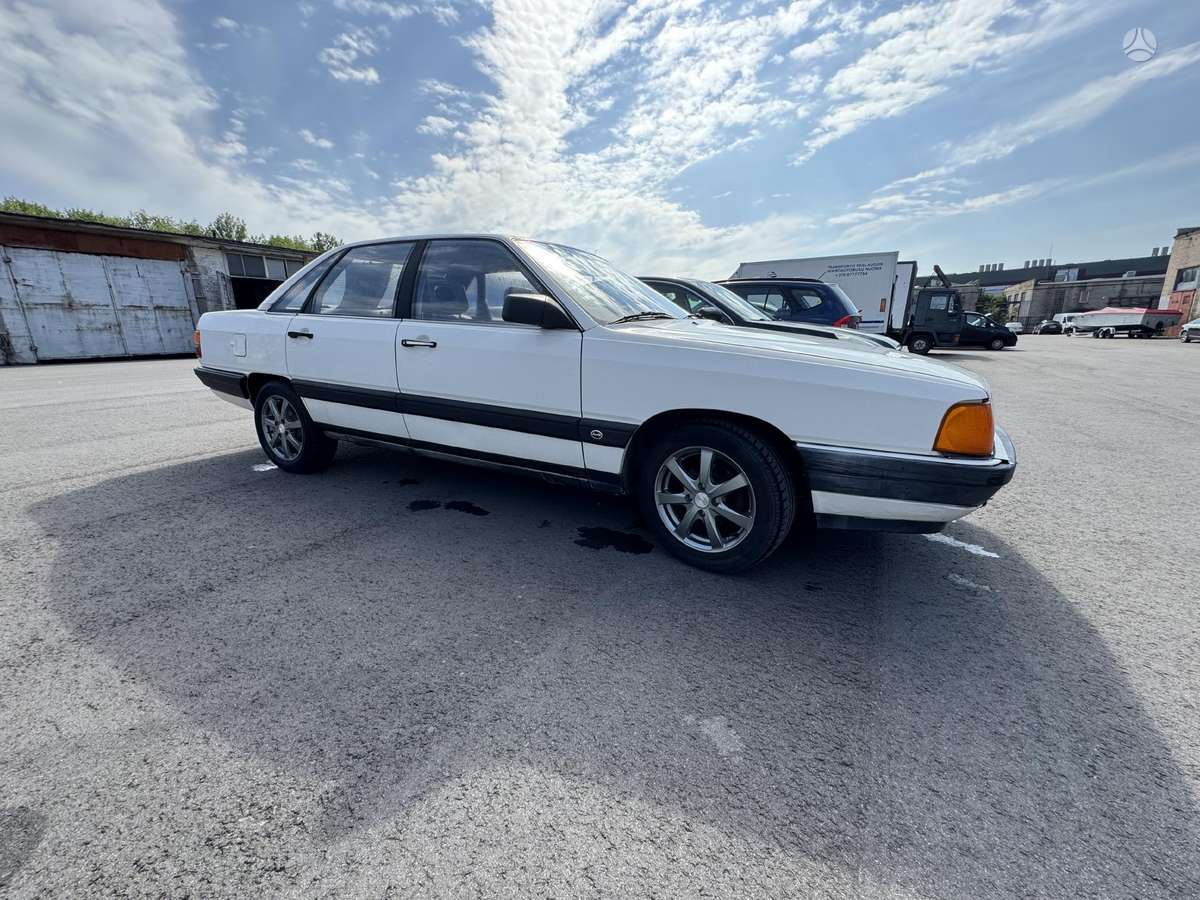 Audi 100, 1.8 l., Седан