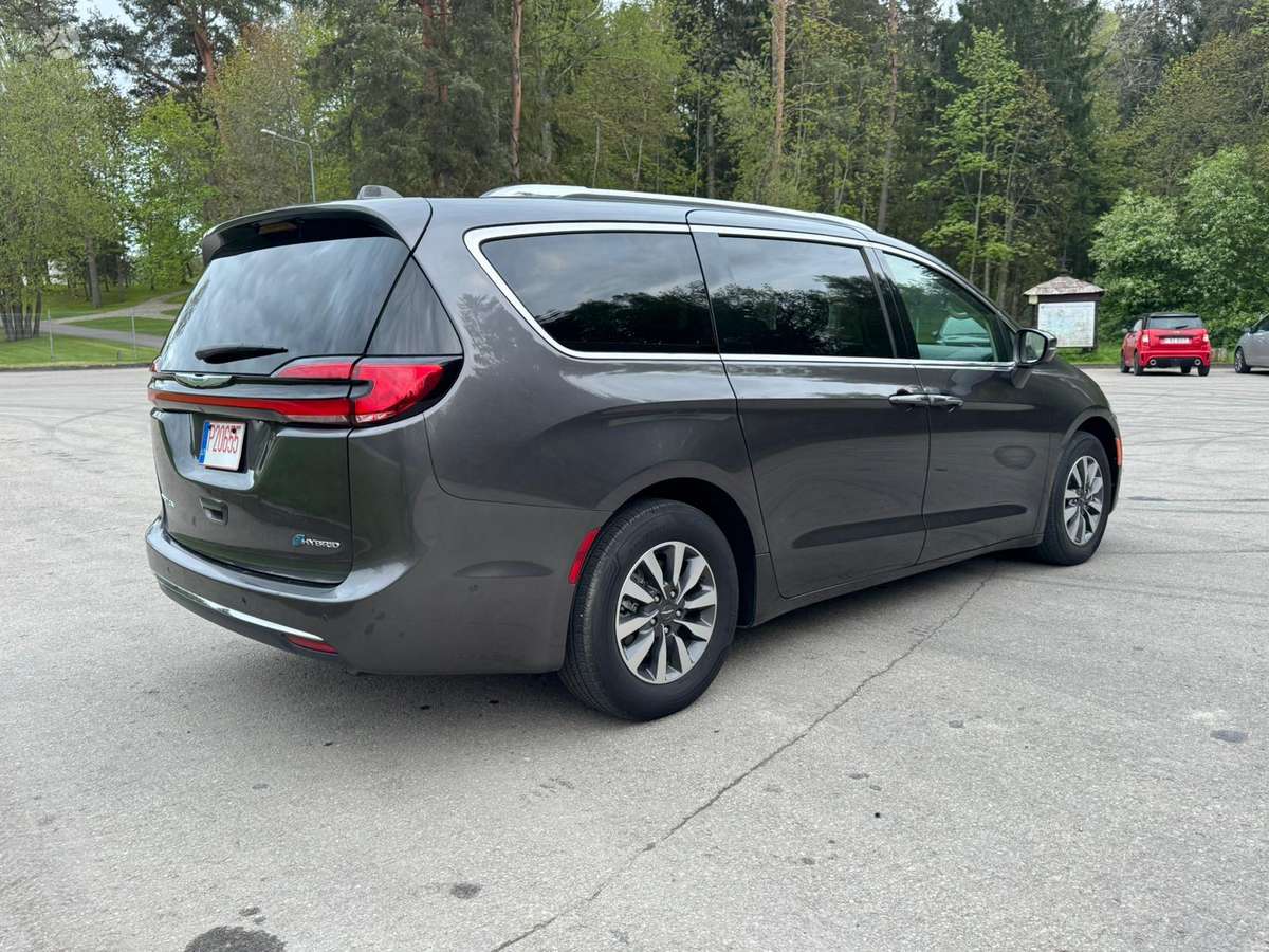 Chrysler Pacifica Facelift modelis turime daugiau dalių šiam modeliui