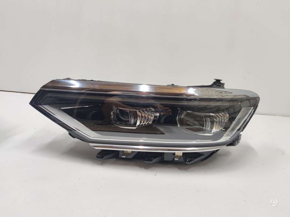 Volkswagen Passat lights, front grill