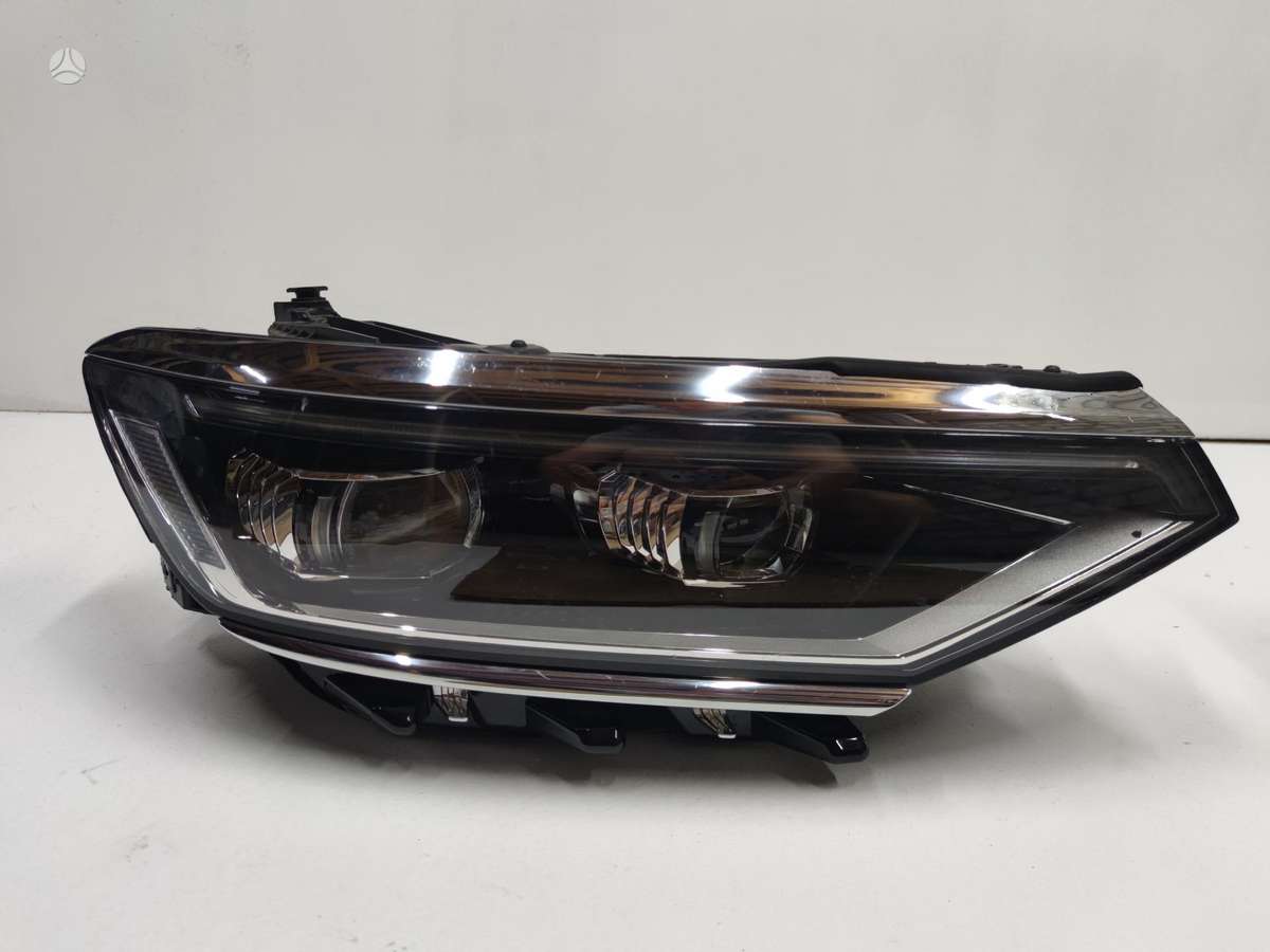 Volkswagen Passat lights, front grill