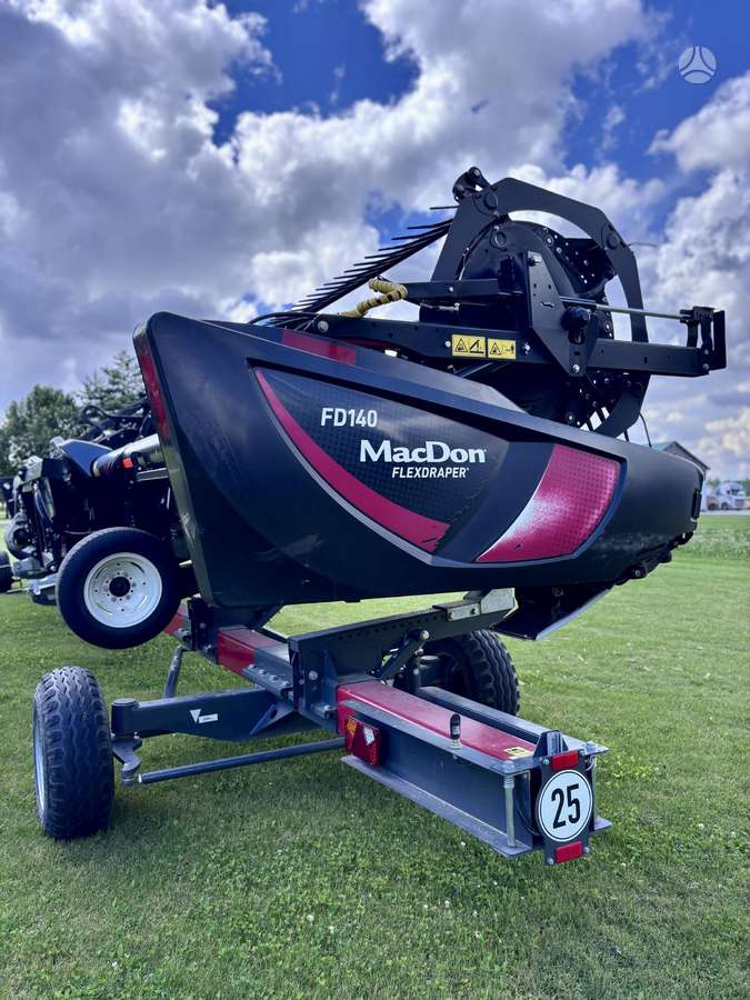 -Kita- MacDon FD140, combine harvesters