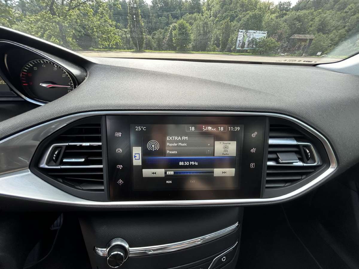 Peugeot 308, 1.6 l., hatchback