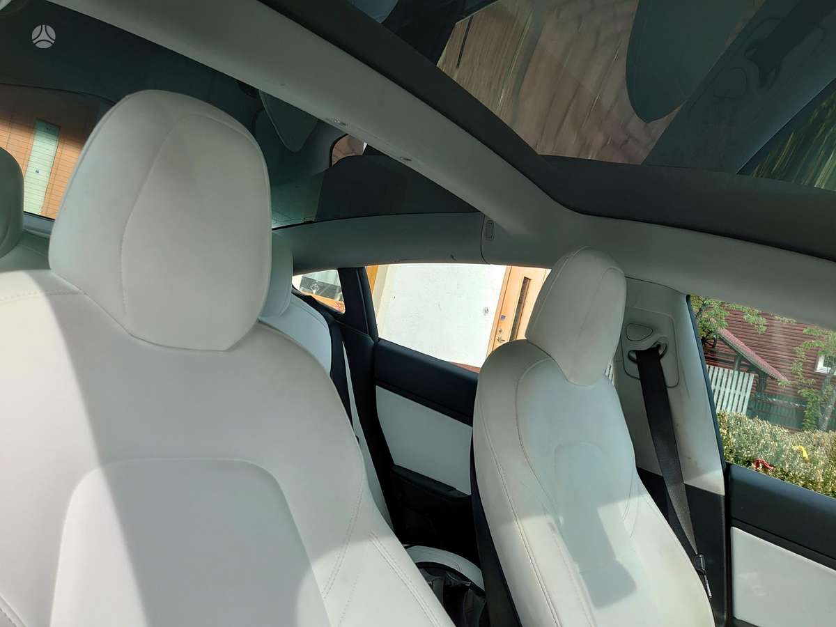 Tesla Model 3, sedanas