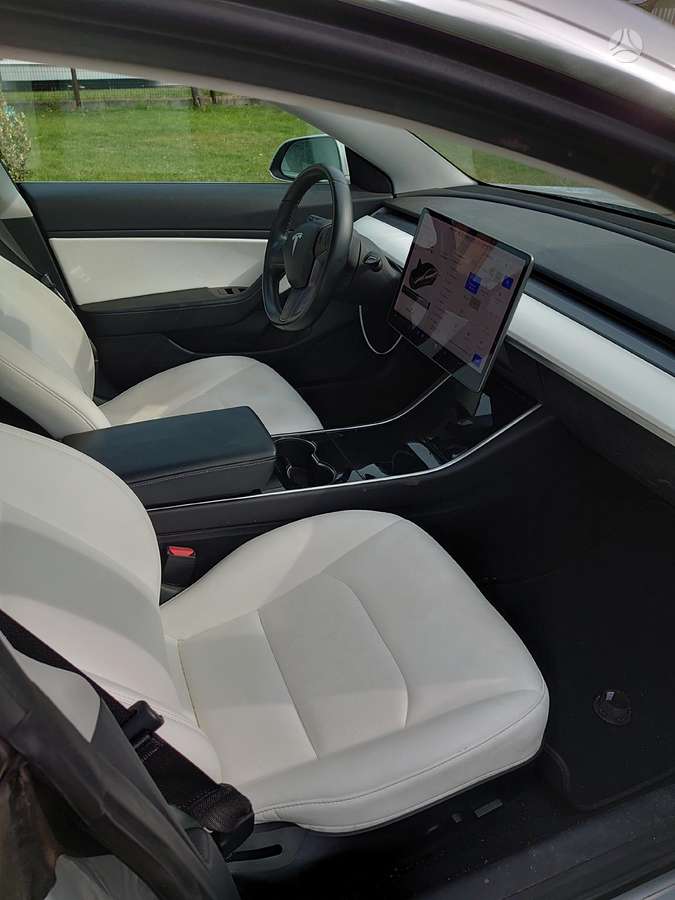 Tesla Model 3, sedanas
