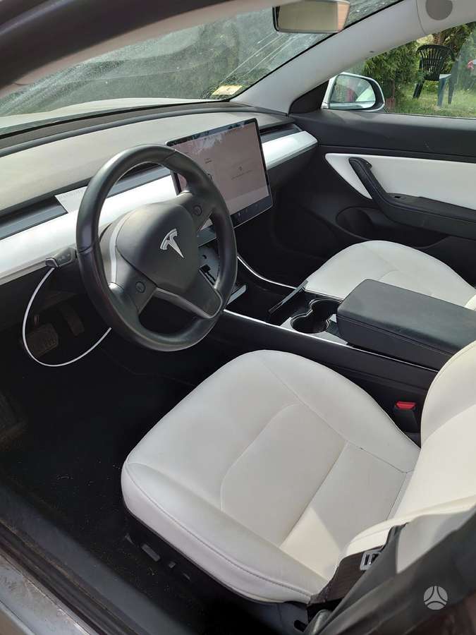Tesla Model 3, sedanas