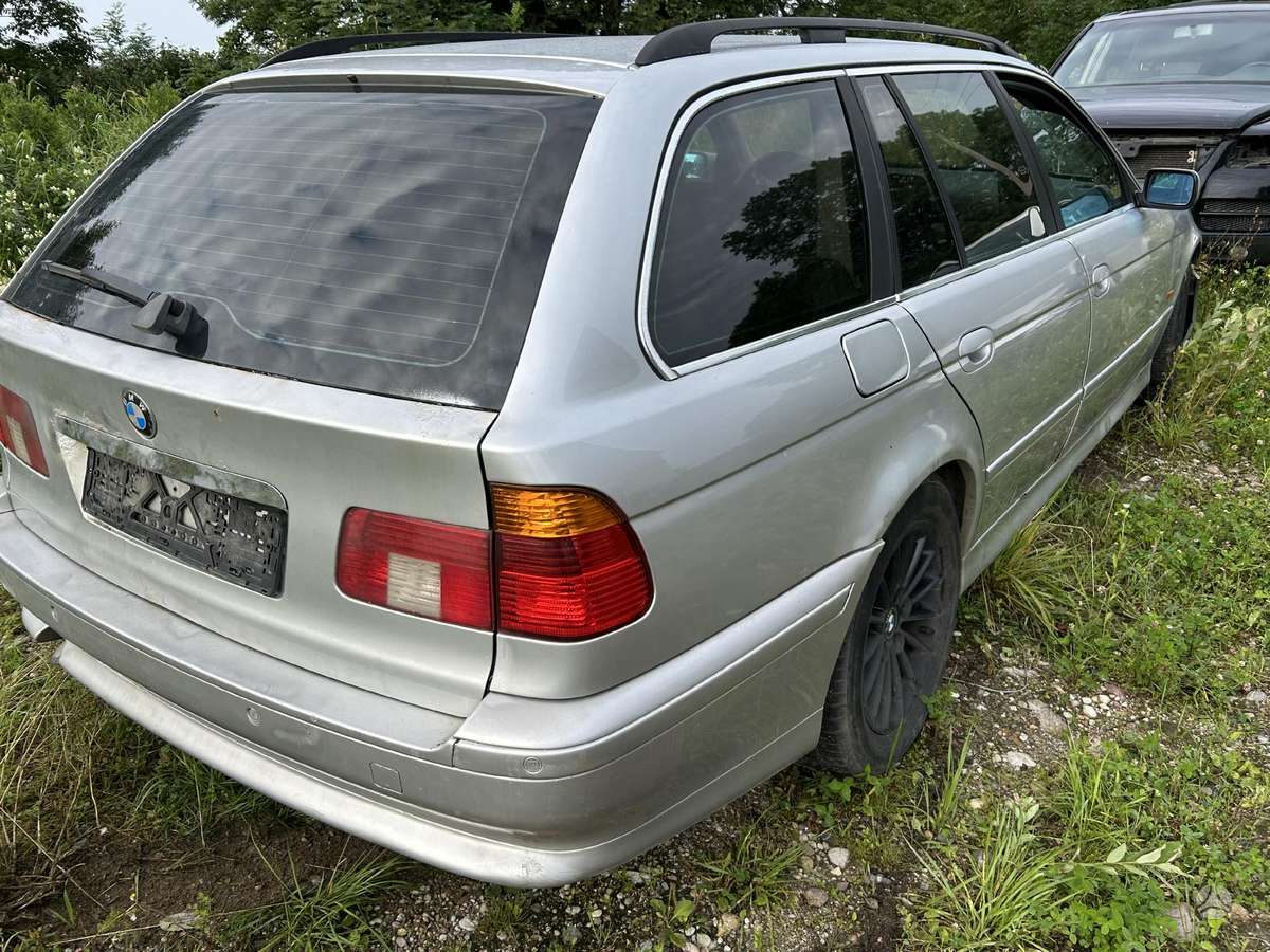 BMW 5 serija Dalis pristatome