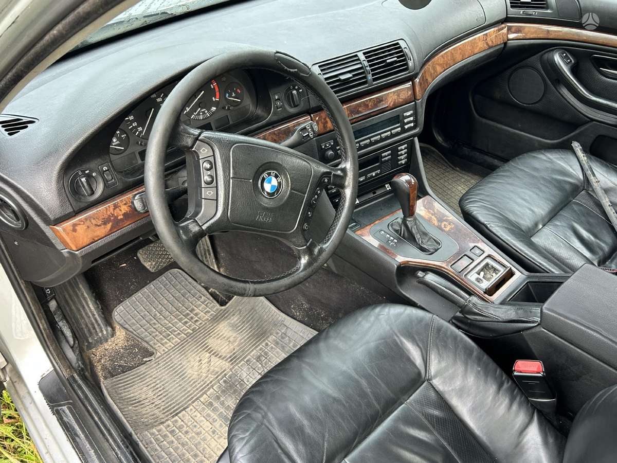 BMW 5 serija Dalis pristatome