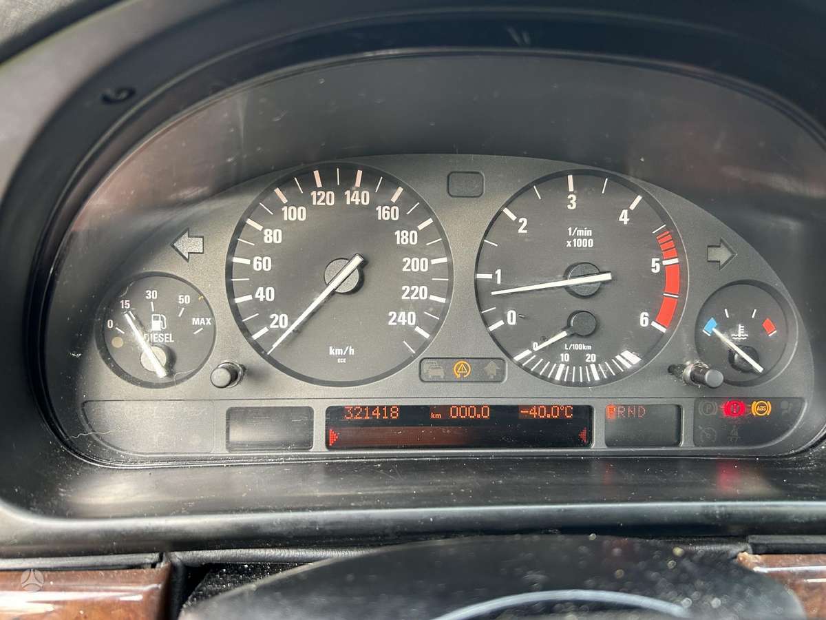 BMW 5 serija Dalis pristatome